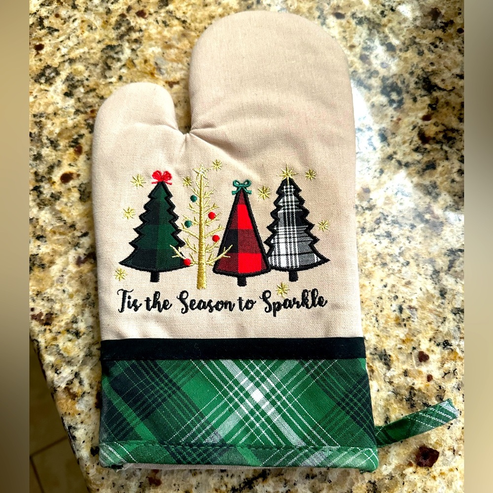 New (Unused) Christmas Oven Mitt (Kohls)